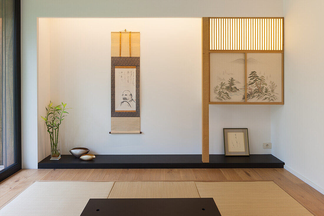 Asiatisch inspiriertes Interieur mit Tatami-Matten und traditioneller Dekoration