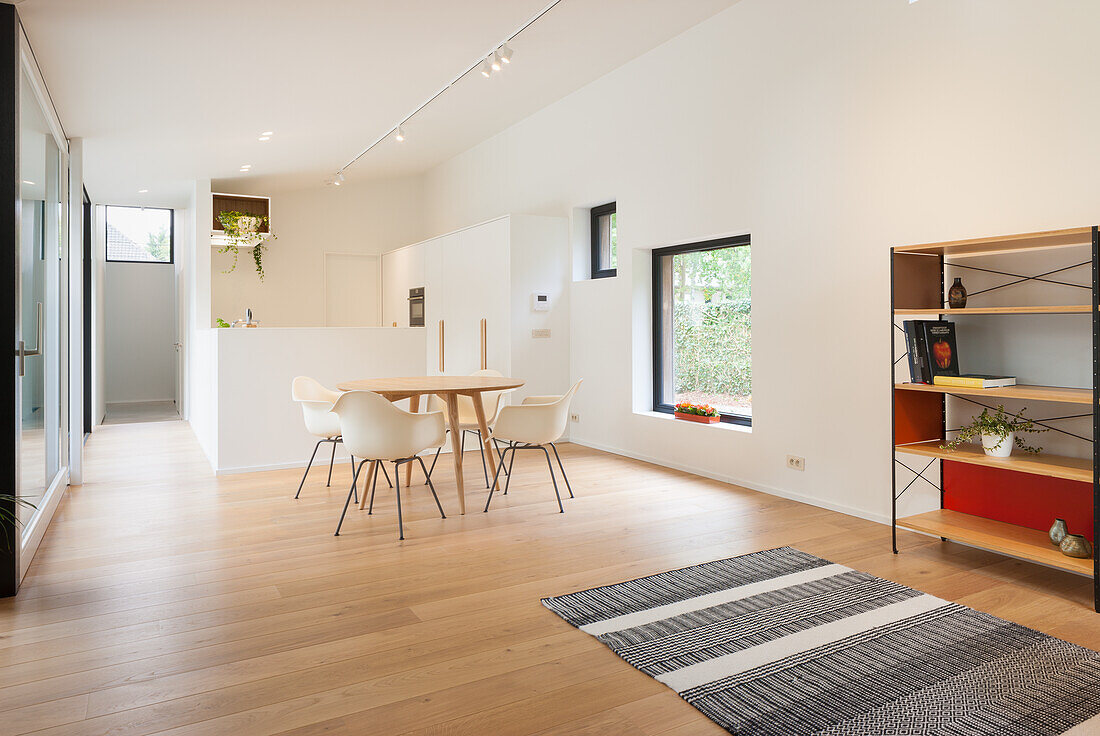 Offener Wohnbereich mit Essplatz, modernem Design und Parkettboden