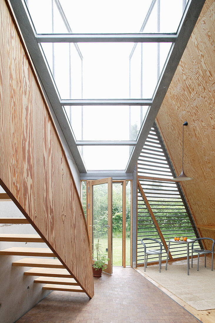 Bistromöbel neben Terrassentür im Architektenhaus