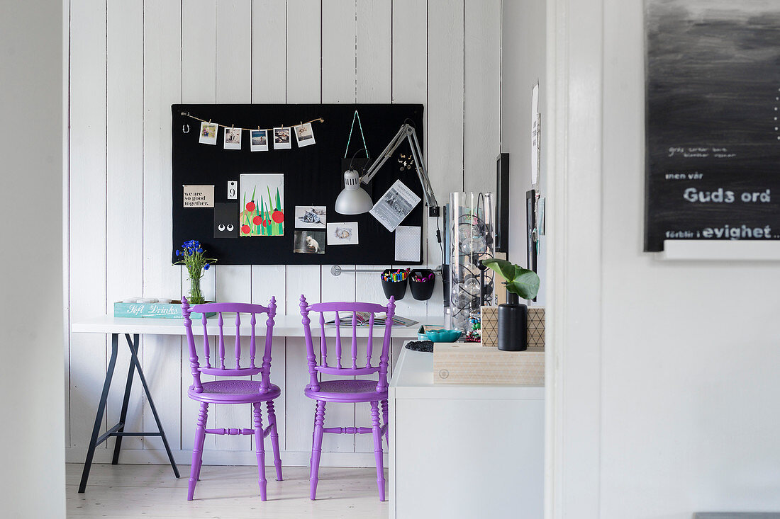 Violette Sprossenstühle am Schreibtisch mit Pinnwand
