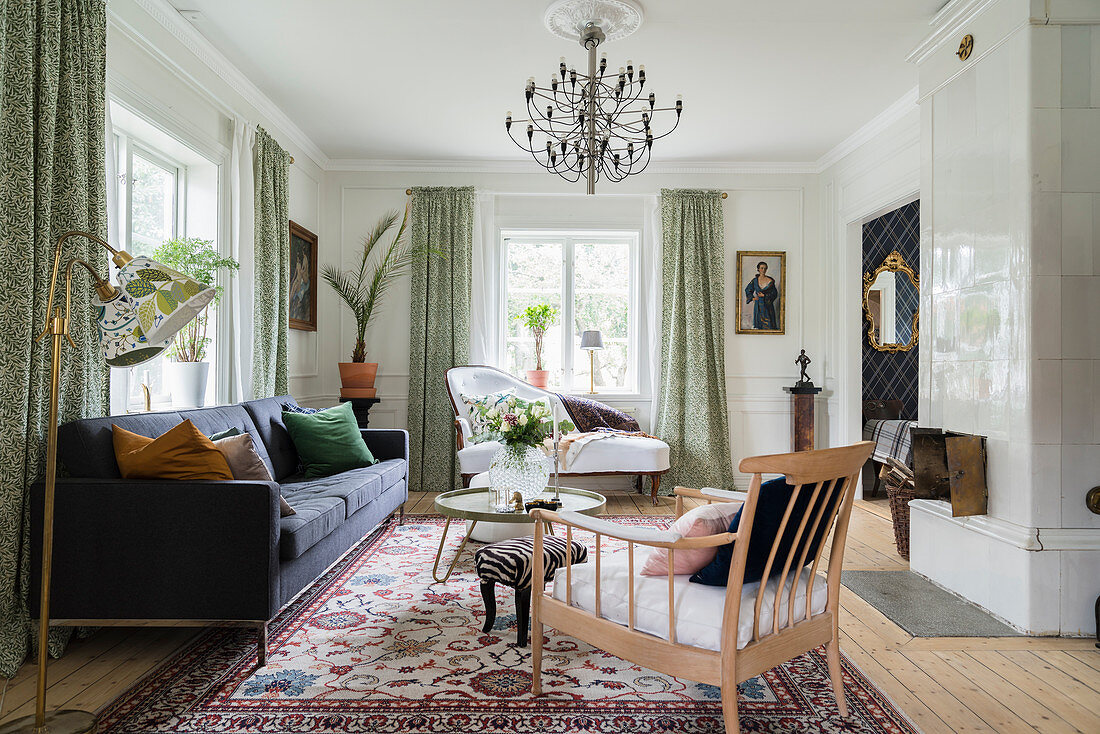 Klassisches, elegantes Wohnzimmer mit Kachelofen im Altbau