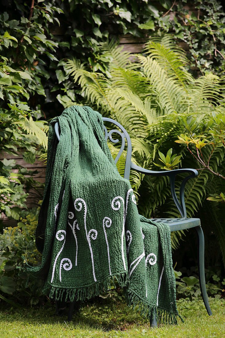 DIY grüne Decke mit weißen Pailletten in Farnform