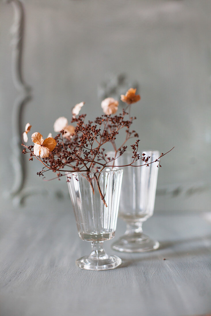 Weinglas mit Trockenblumen