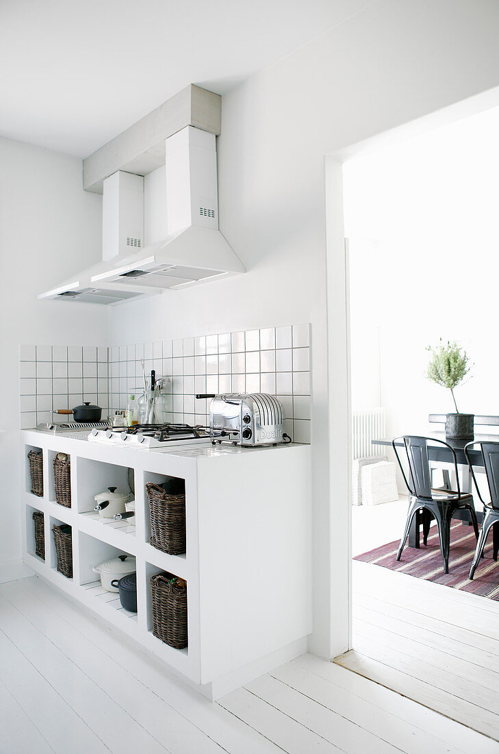 Gemauerte Küche in Weiß mit Gasherd, Blick ins Esszimmer