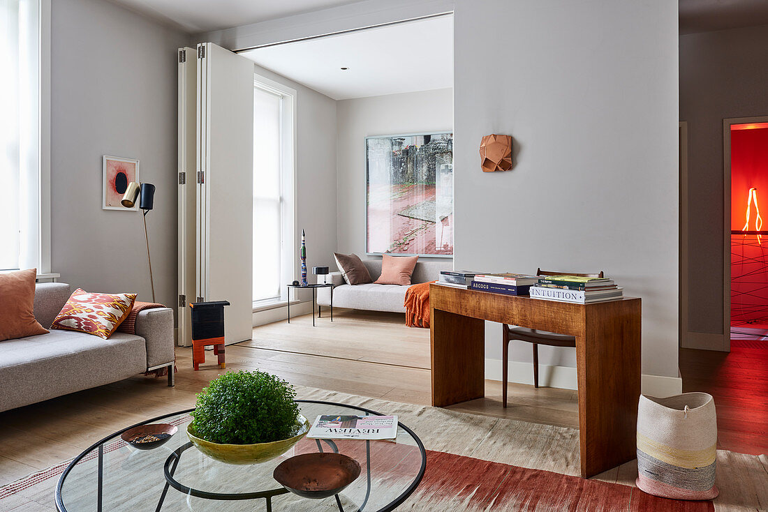 Faltbare Wand im Wohnzimmer mit Designermöbeln