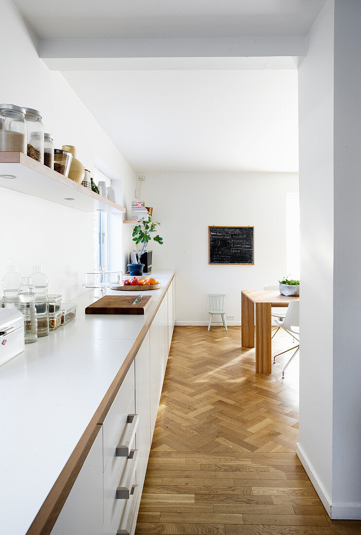 Durchgehende Küchenzeile in Weiß in Küche und Esszimmer