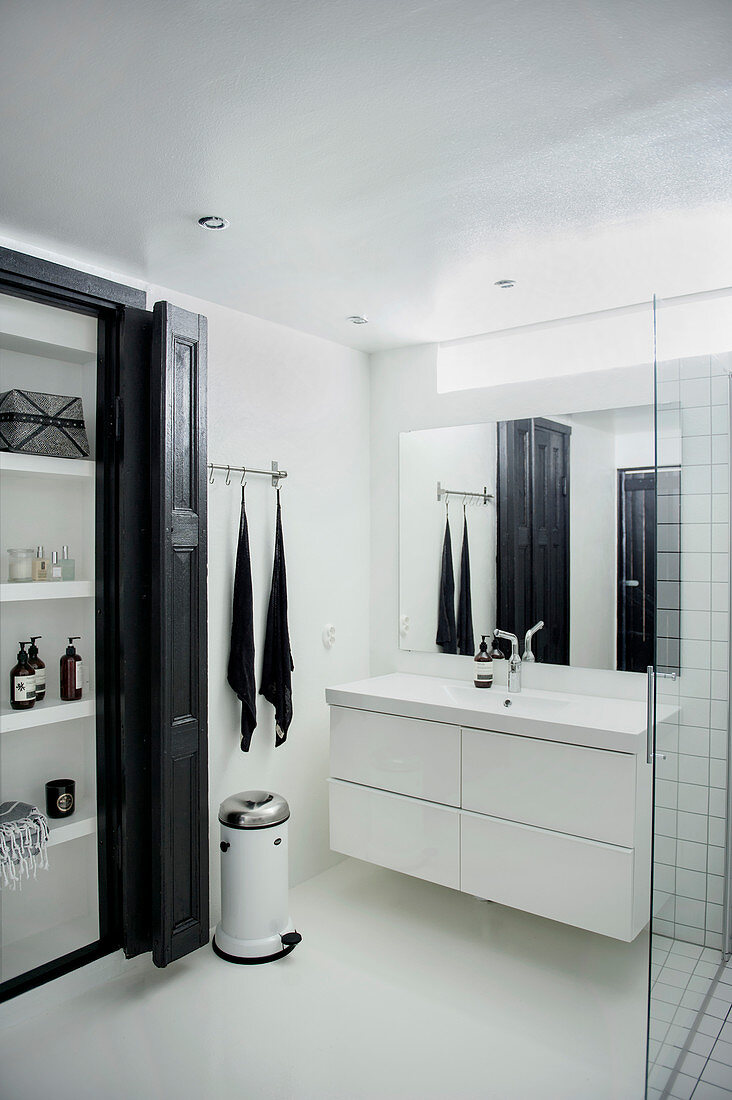 Fitted cupboard in black-and-white bathroom