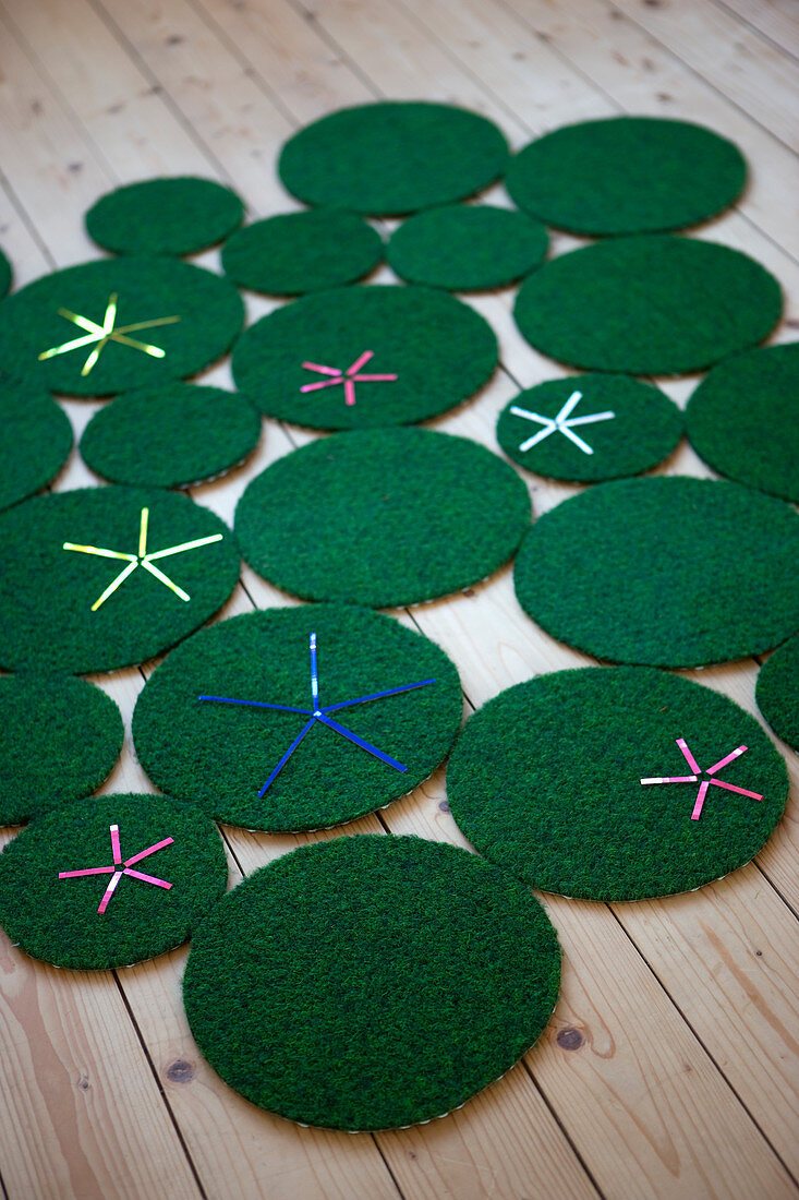 Teppich aus verschiedengroßen grünen Kreisen mit Sterndekoration