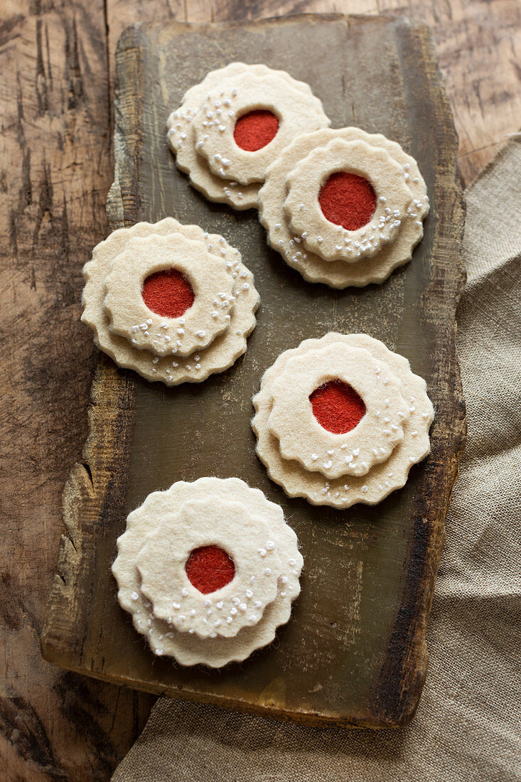 Spitzbuben-Plätzchen aus Filz als weihnachtliche Dekoration