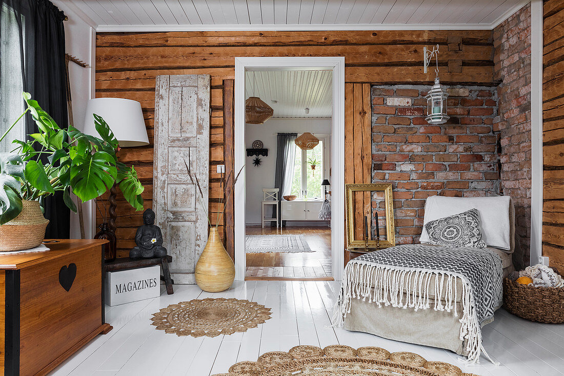 Longchair im rustikalen Wohnzimmer mit Backstein- und Holzwand