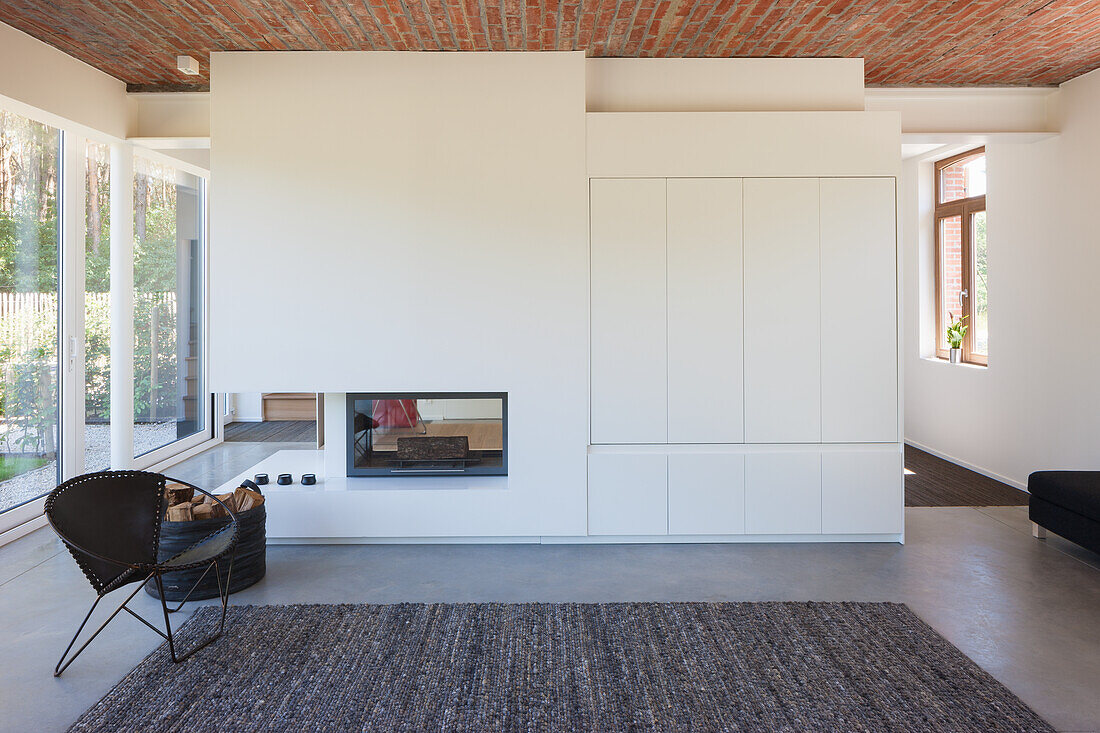 Modern living room with fireplace, brick ceiling and minimalist design