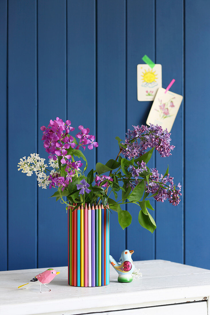 DIY-Blumenvase aus einer Konservendose beklebt mit Buntstiften