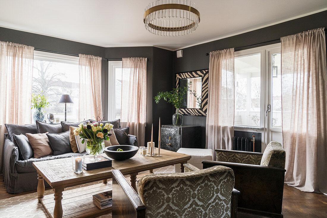 Klassisches Wohnzimmer in gedeckten Farben mit grauer Wand