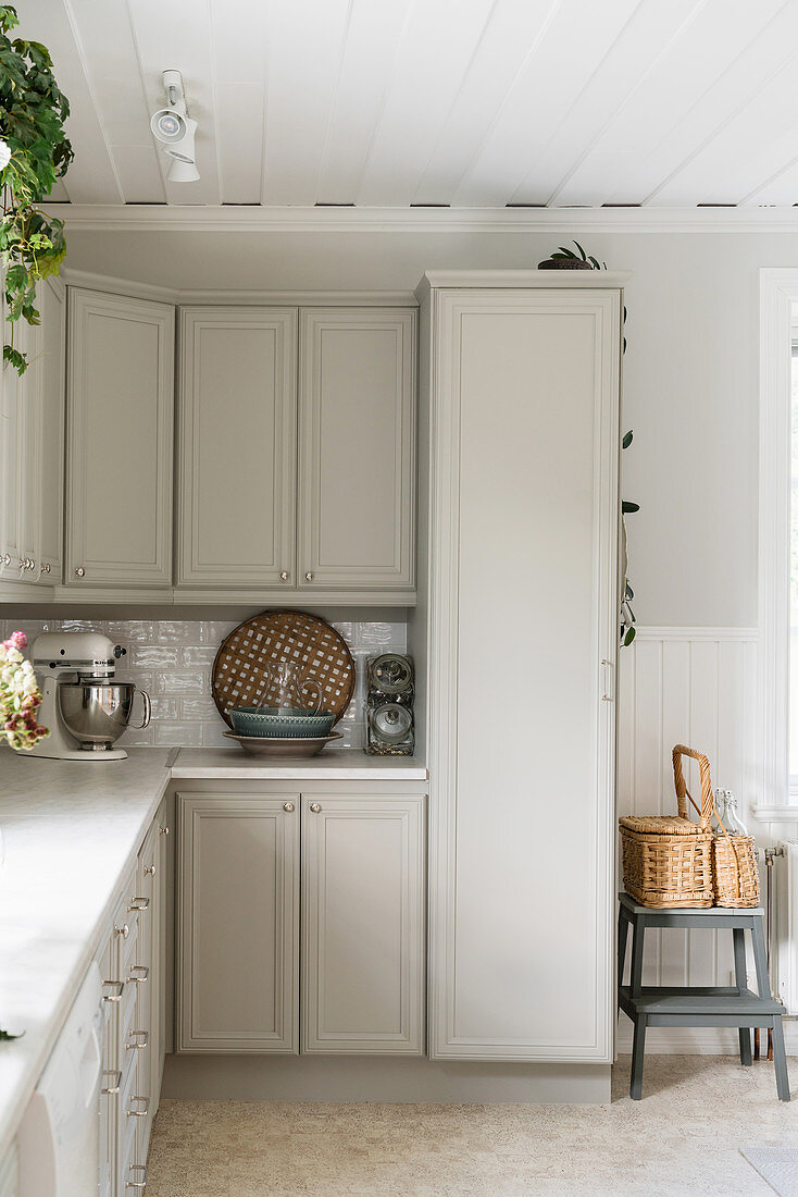 Classic, country-house-style fitted kitchen with pale grey fronts