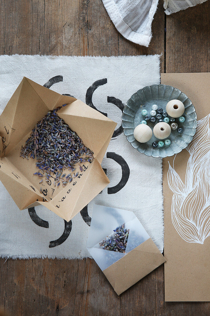 Selbstgemachte Briefumschläge und Schachteln gefüllt mit Lavendelblüten