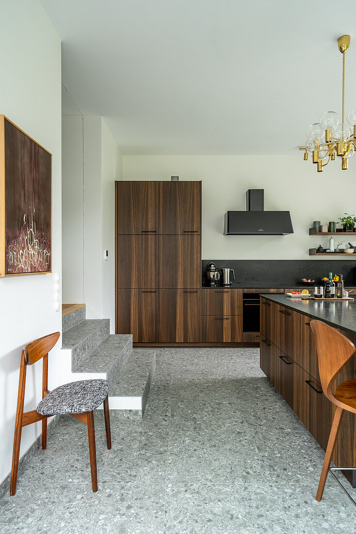 Elegante, maßgefertigte Küche und Kücheninsel mit Holzfront im Split-Level-Haus