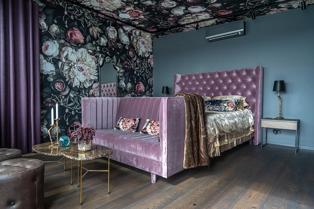 Doppelbett und Bettsofa mit Samtbezug und dramatische Blumentapete im Schlafzimmer