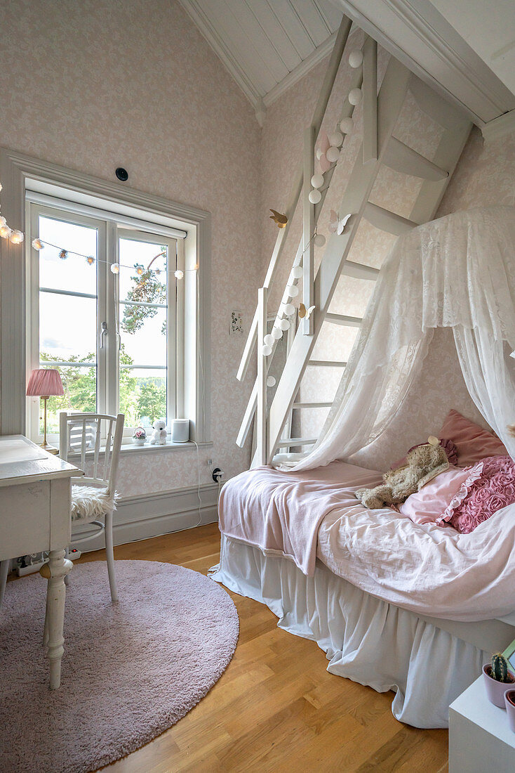 Romantisches Mädchenzimmer mit Bett unter der Leiter zur Galerie