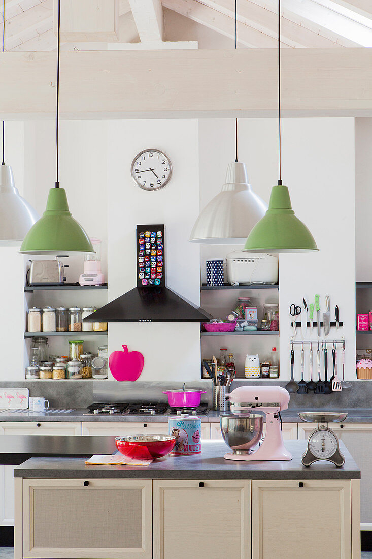 Offene Küche mit Kücheninsel und Farbakzenten in Pink, Rosa und Grün