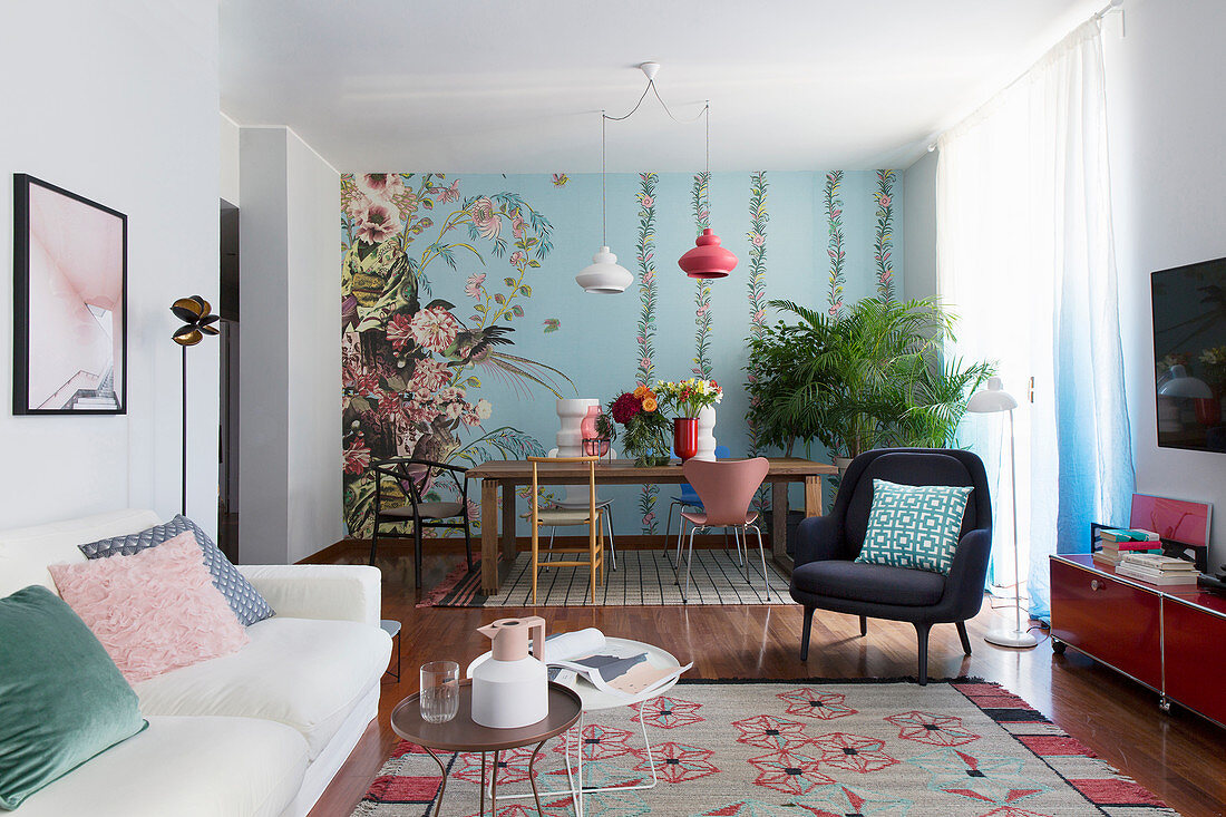 Offener Wohnraum im italienischen Stil mit floral gemusterter Tapete