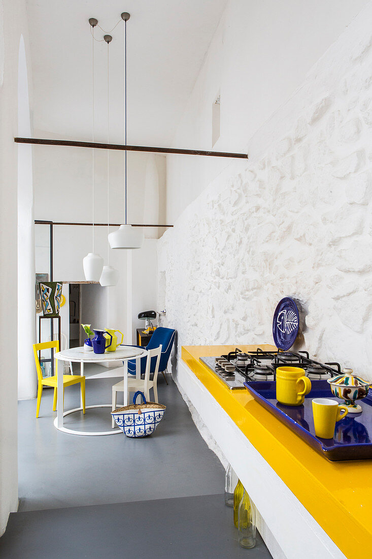Offene Küche und Esstisch in Blau und Gelb im italienischen Altbau