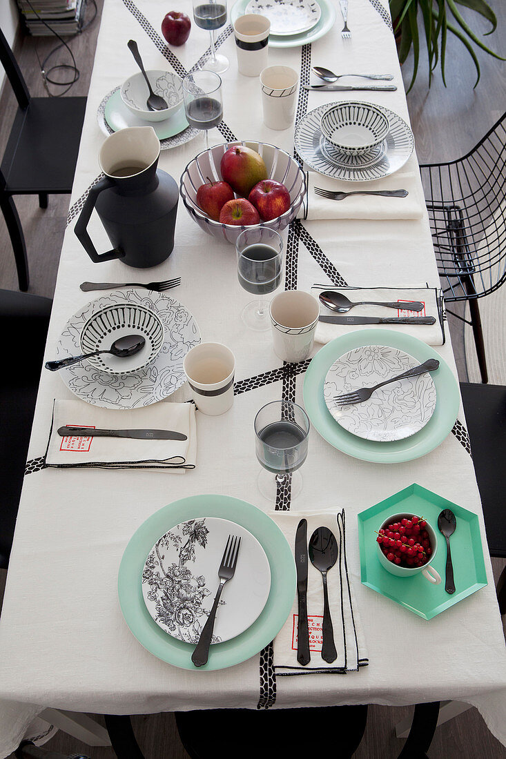 Gedeckter Tisch in Schwarz, Weiß und Mintgrün