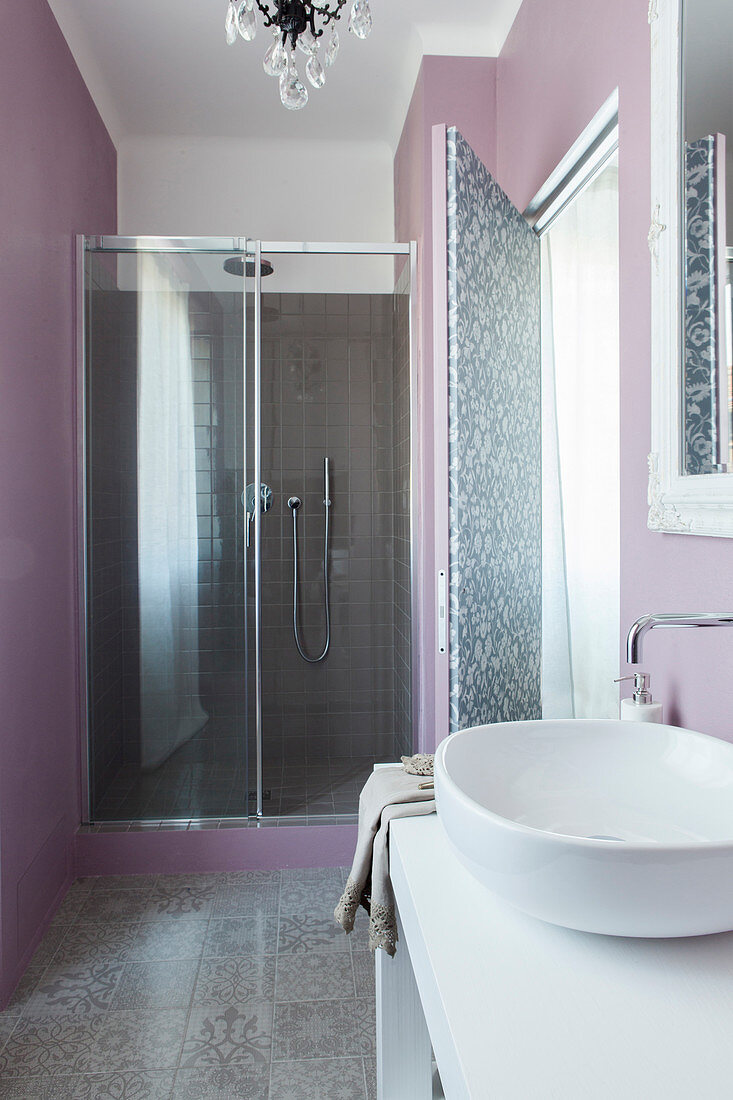 Elegantes Badezimmer mit Duschbereich, Bodenfliesen und Wand in Pastelllila