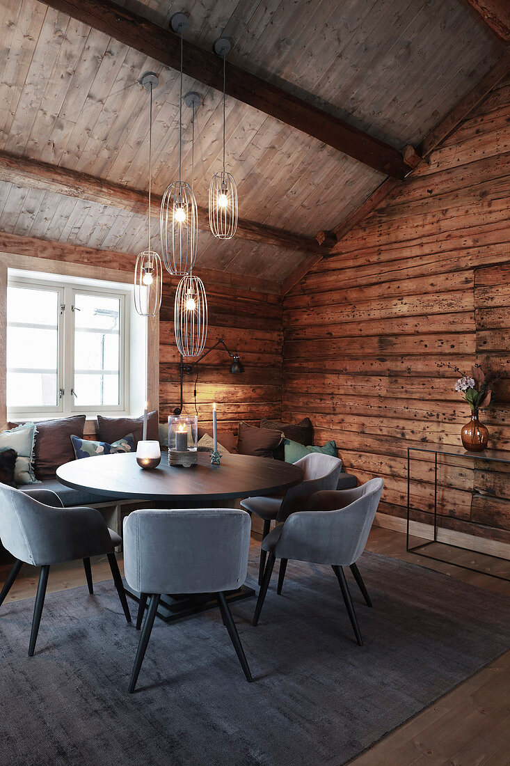 Gemütliches und elegantes Esszimmer in einer rustikalen Holzhütte