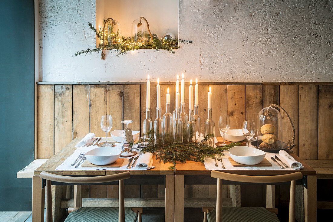 Gedeckter Tisch mit DIY-Kerzendekoration für Weihnachten