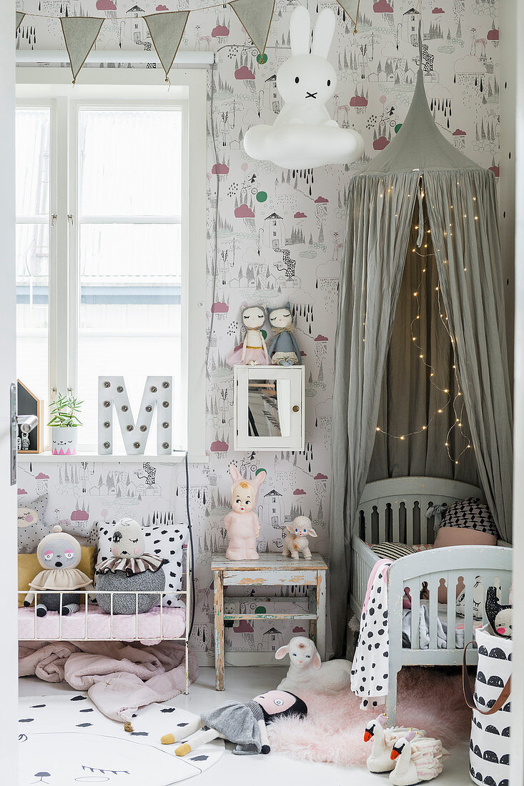 Üppig dekoriertes Kinderzimmer in Grautönen im Vintage-Style
