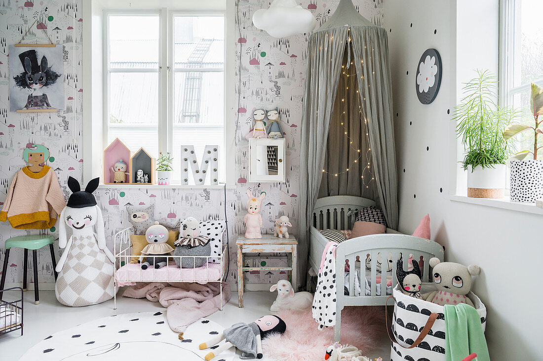Üppig dekoriertes Kinderzimmer in Grautönen im Vintage-Style