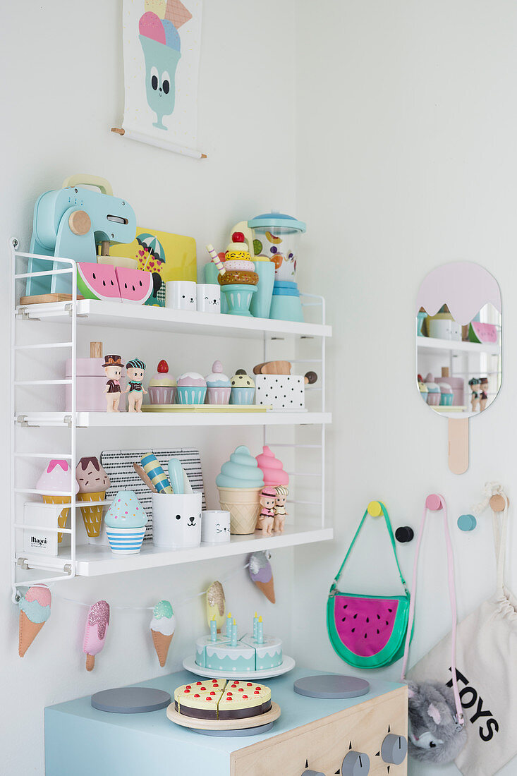 Designerregal in der Spielküche in Pastellfarben im Kinderzimmer