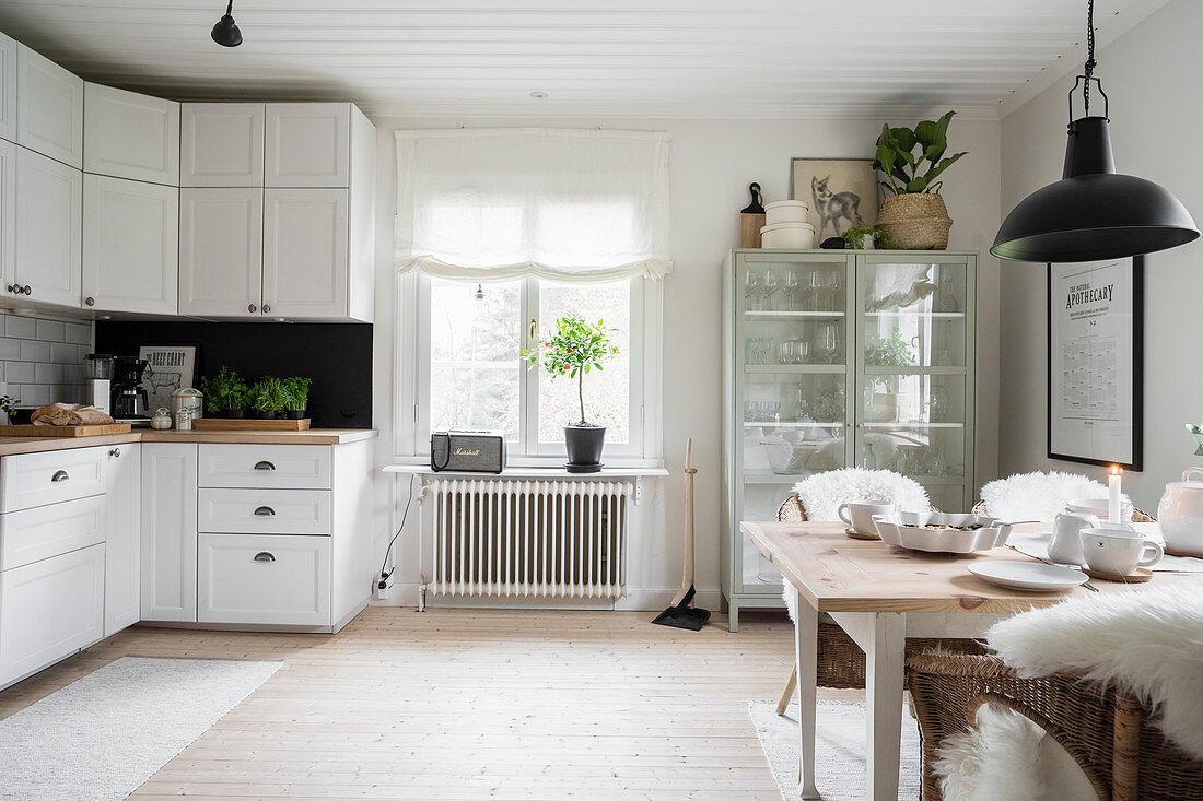 Große Wohnküche im skandinavischen Landhausstil