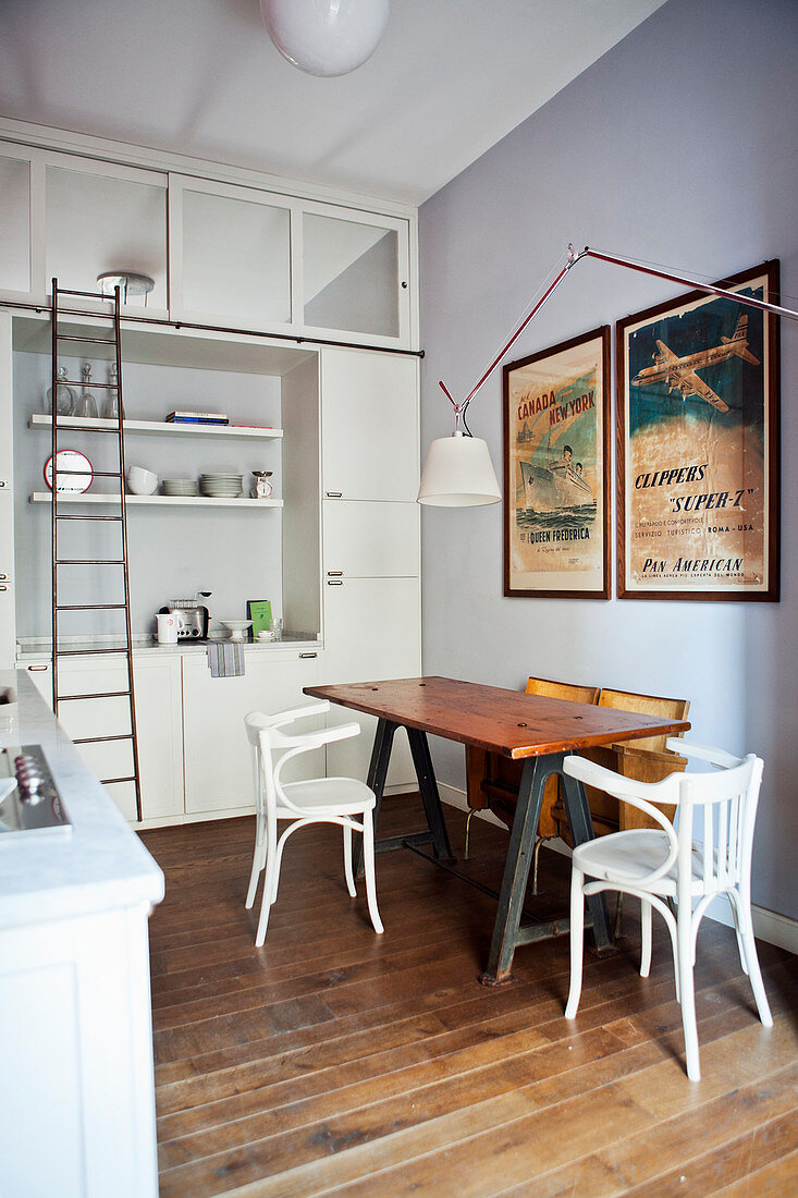 Küchen- und Essbereich in Kleinwohnung mit deckenhoher Schrankwand