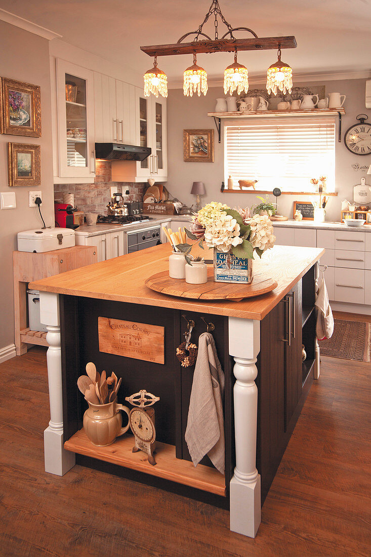 Rustikale Kücheninsel in der Landhausküche im französichen Stil