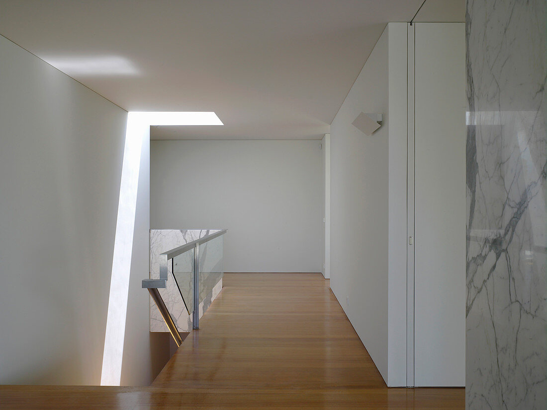 Flur und Treppenabgang in minimalistischem modernen Architektenhaus