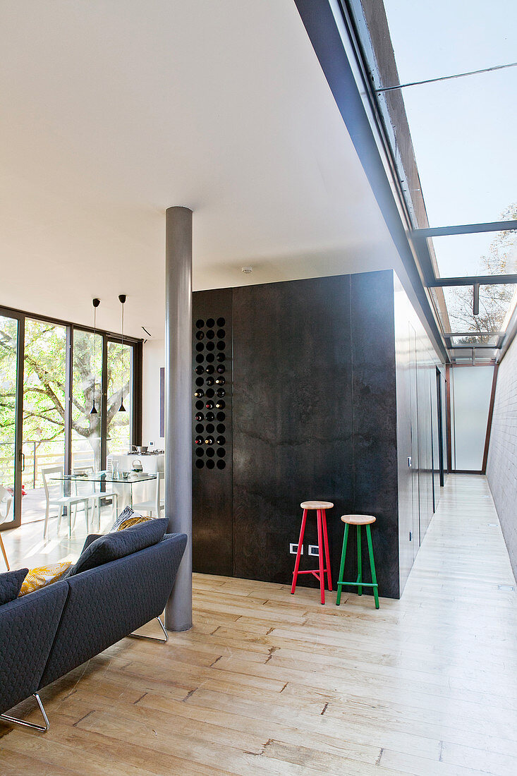 Offener Wohnbereich in modernem Architektenhaus mit kubischer Stahlkonstruktion und Oberlichtfenstern