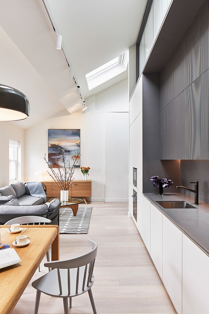 Heller, offener Wohnraum mit Einbauküche, Essbereich und Lounge