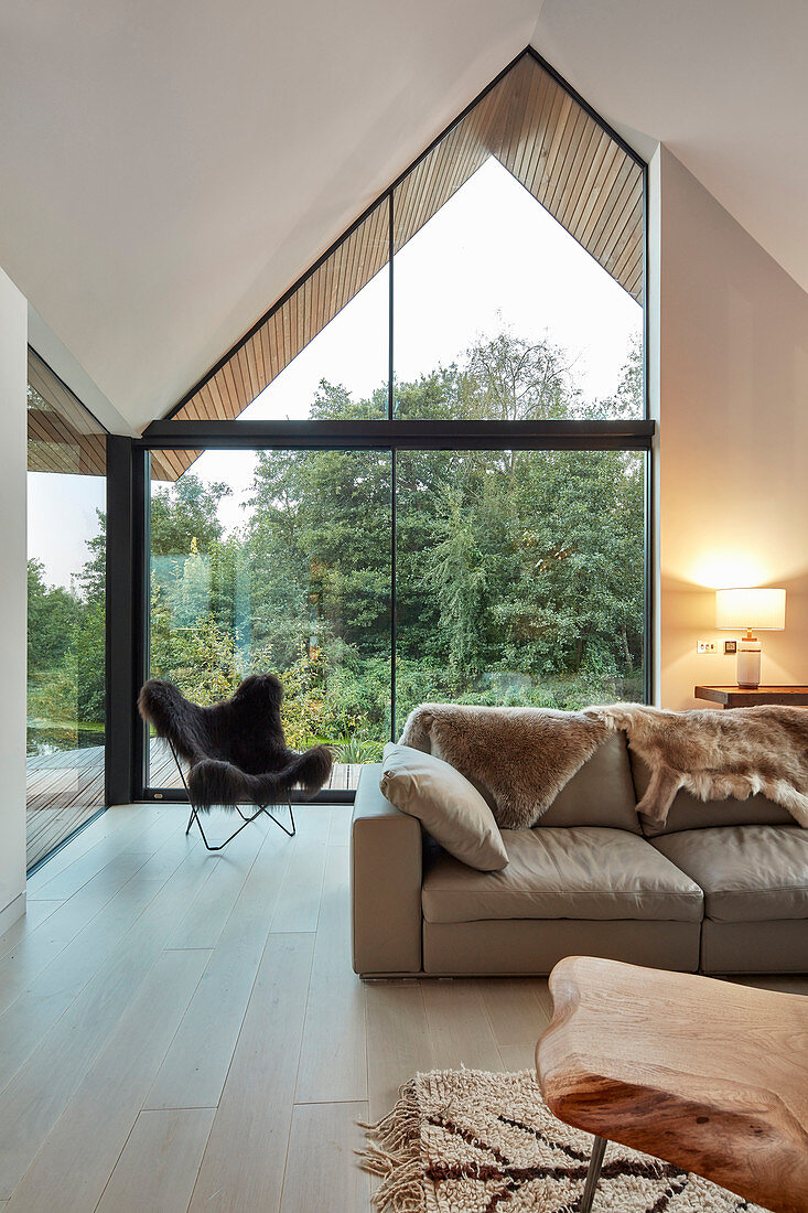 Modernes Wohnzimmer mit offenem Dach mit verglastem Giebel