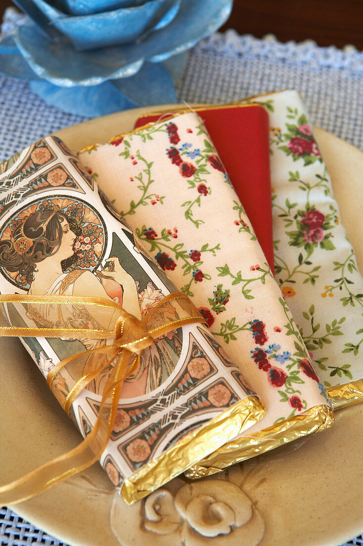 Schokoladentafeln neu verpackt in dekorativen Geschenkpapieren