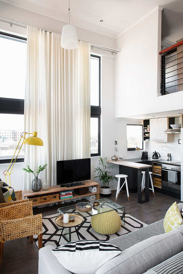 Wohn- und Küchenbereich in Penthaus-Appartment mit doppelter Raumhöhe