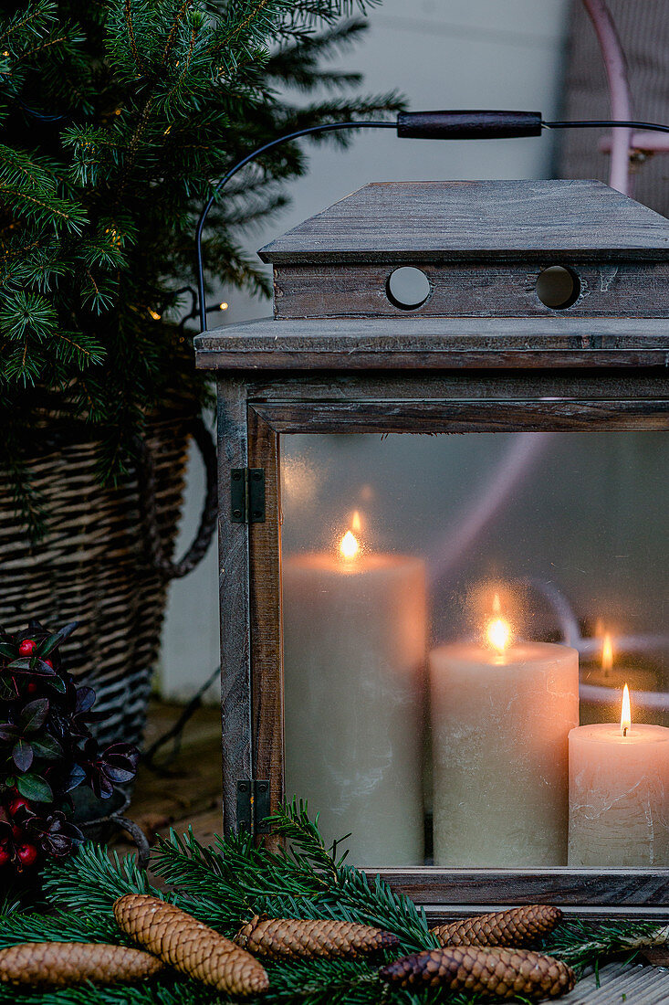 Laterne mit brennenden Kerzen