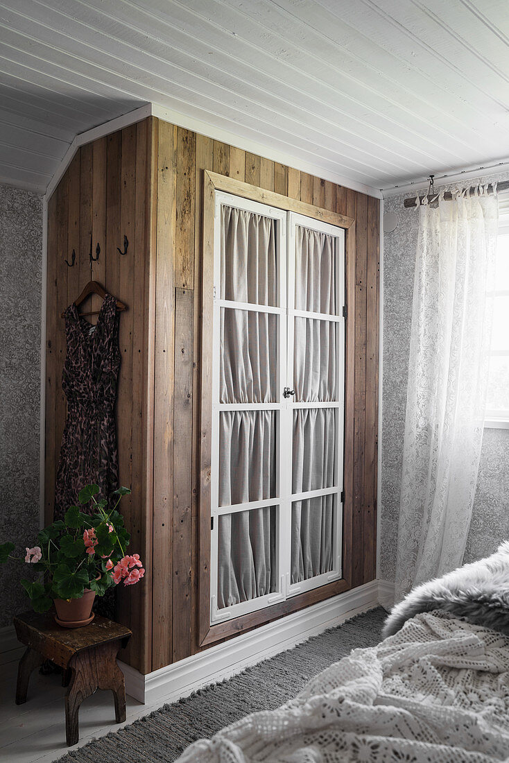 DIY-Einbauschrank aus dunklem Holz, mit Spiegeltüren und gespanntem Stoff