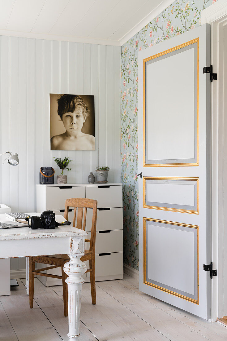 Bemalte Kassettentür zum Hobbyraum im skandinavischen Landhausstil