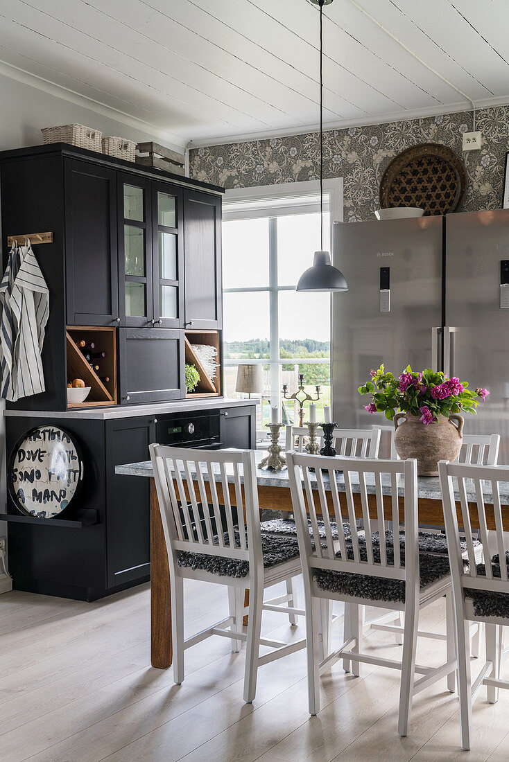 Esstisch in großer Wohnküche im skandinavischen Landhausstil