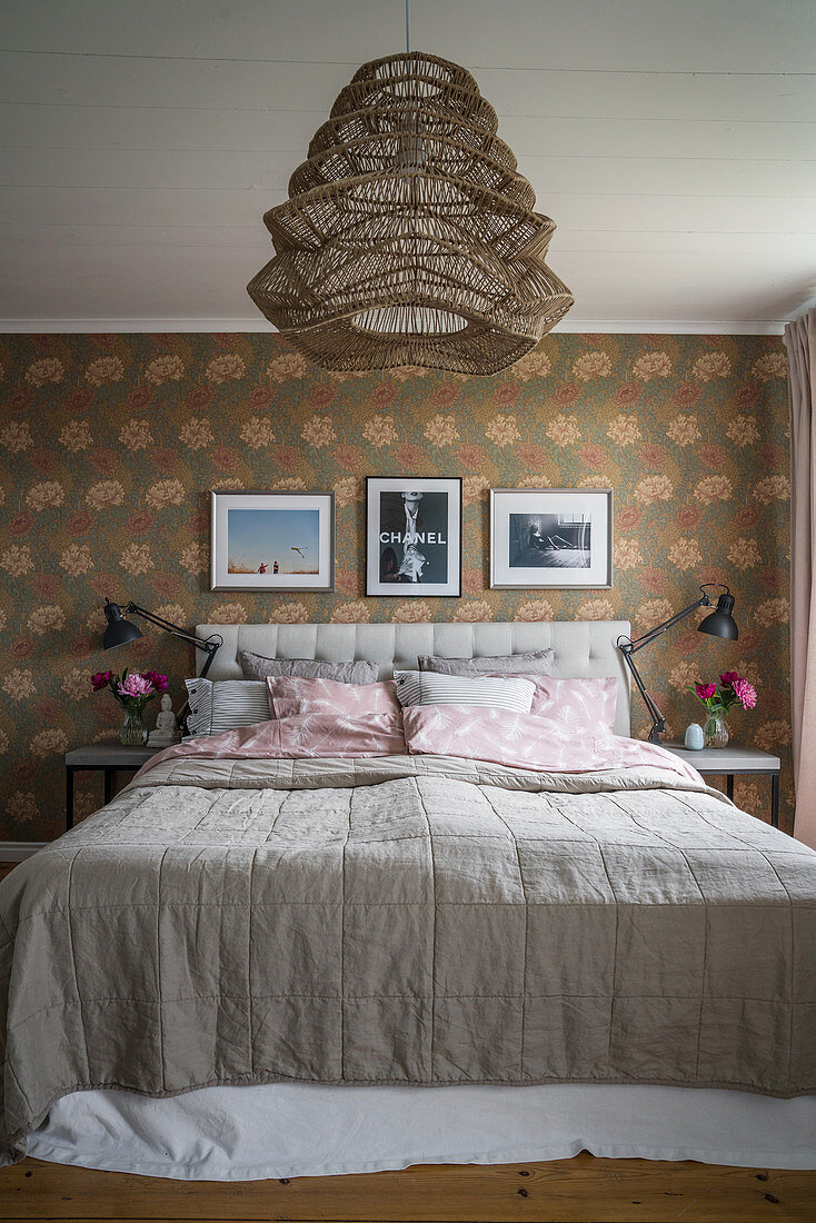 Bett im Schlafzimmer mit Jugendstiltapete mit floralem Motiv