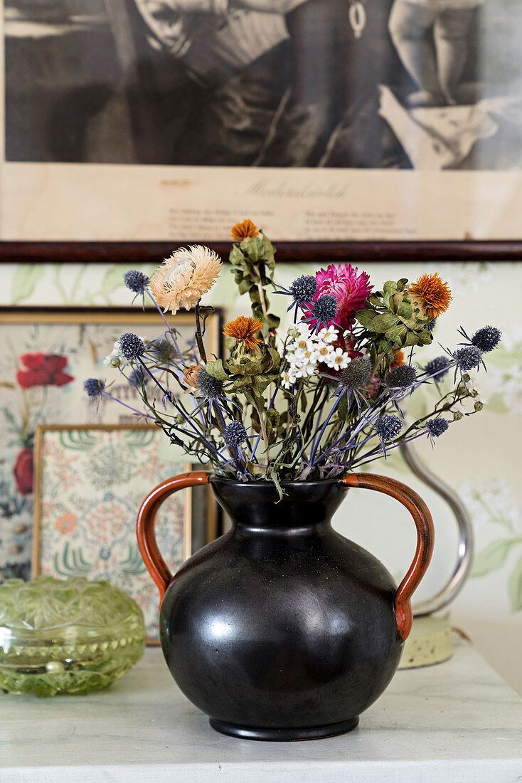 Schwarze Vase mit Trockenblumen