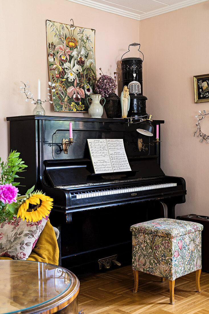 Klavier mit Hocker in Zimmerecke mit rosa Wand