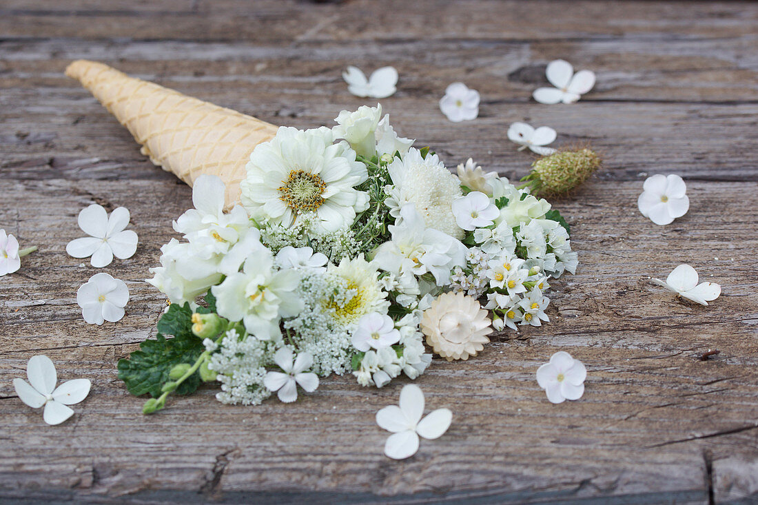 Eistüte mit weißen Blüten