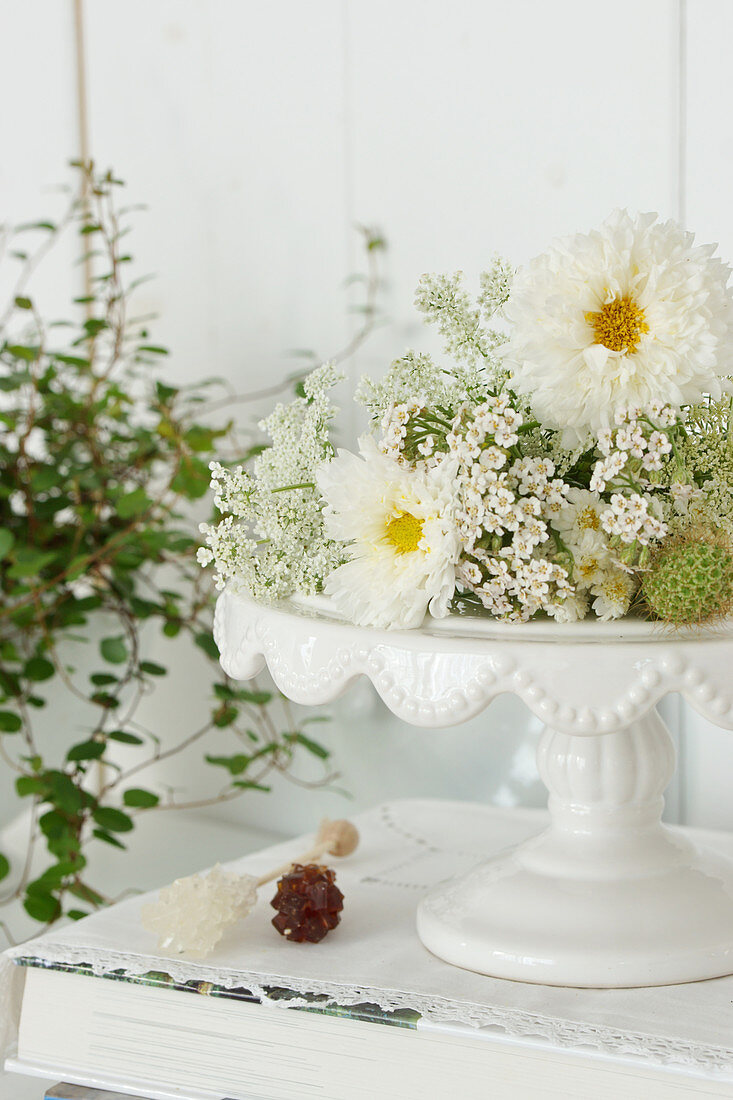 Tortenplatte mit weißen Blüten